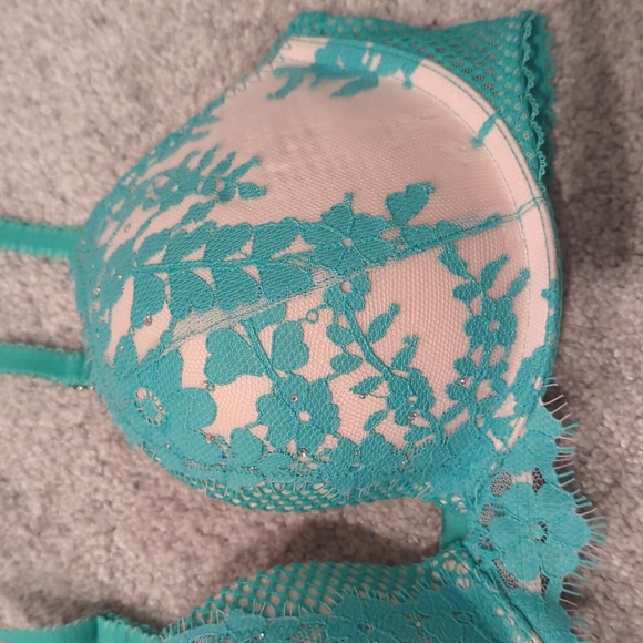 Victoria's secret push up bra 34C - Picture 2 of 4